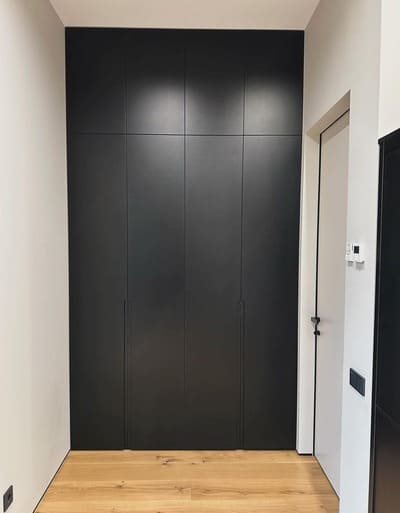 Распашные шкафы встроенные