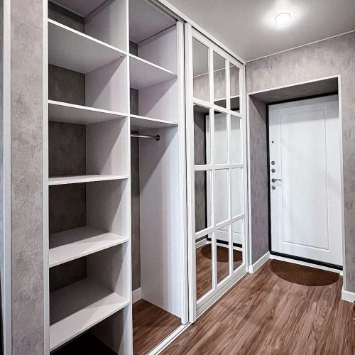 Белый зеркальный шкаф-купе
