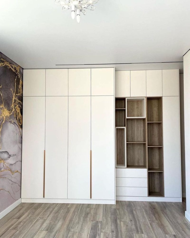 Белый распашной шкаф фото