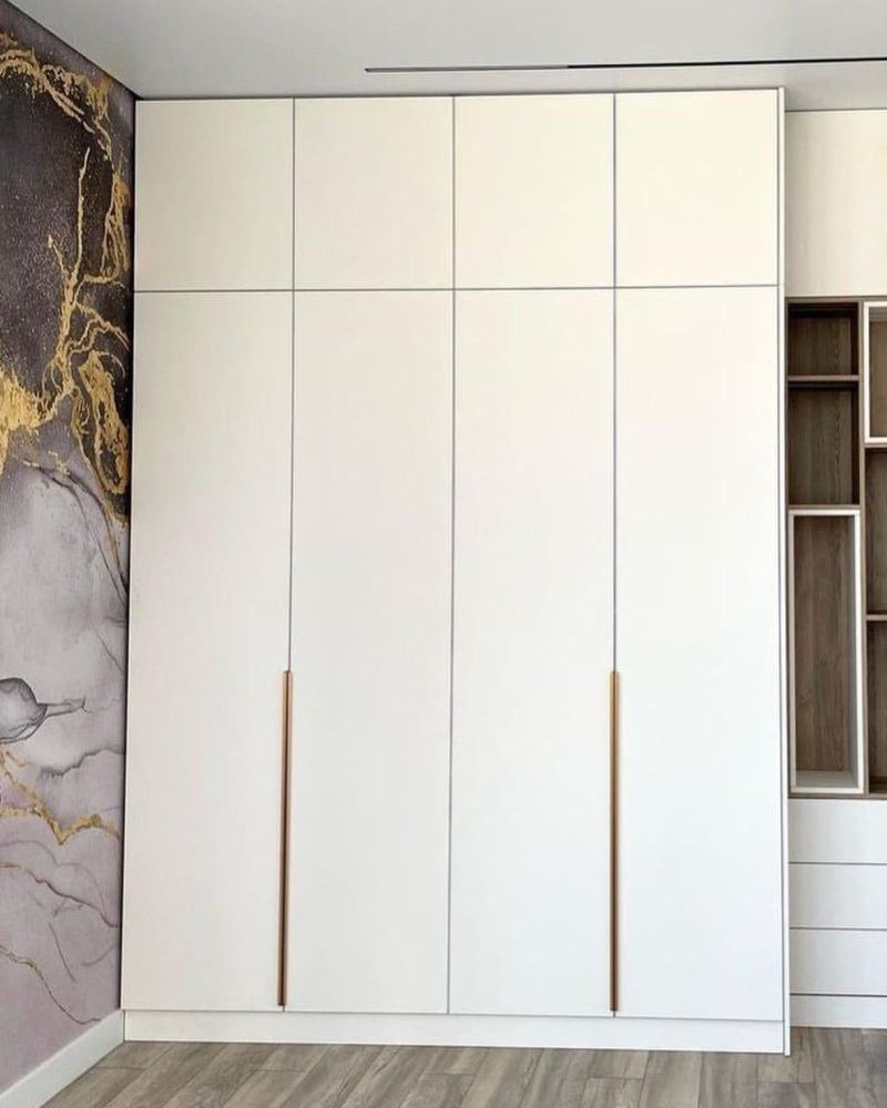 Белый распашной шкаф фото