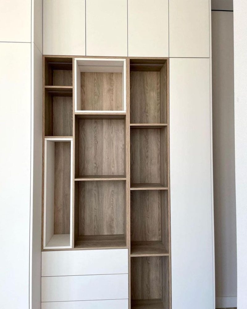 Белый распашной шкаф фото