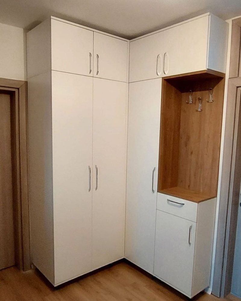 Распашной шкаф белый