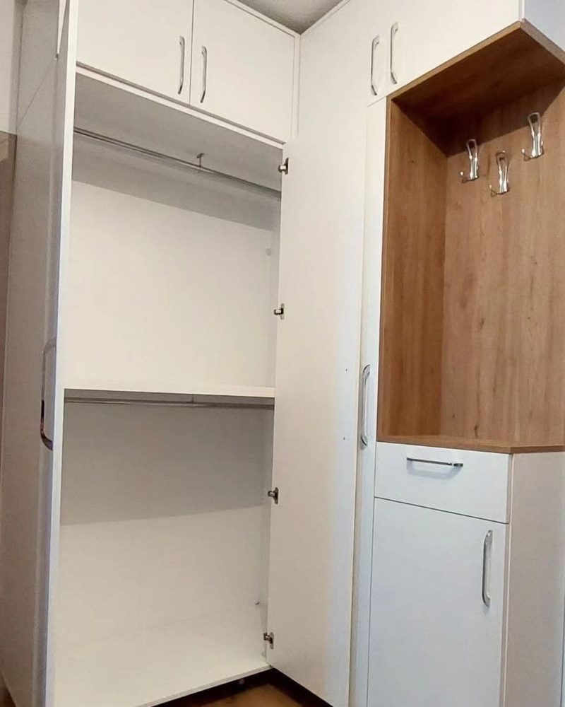 Распашной шкаф белый фото