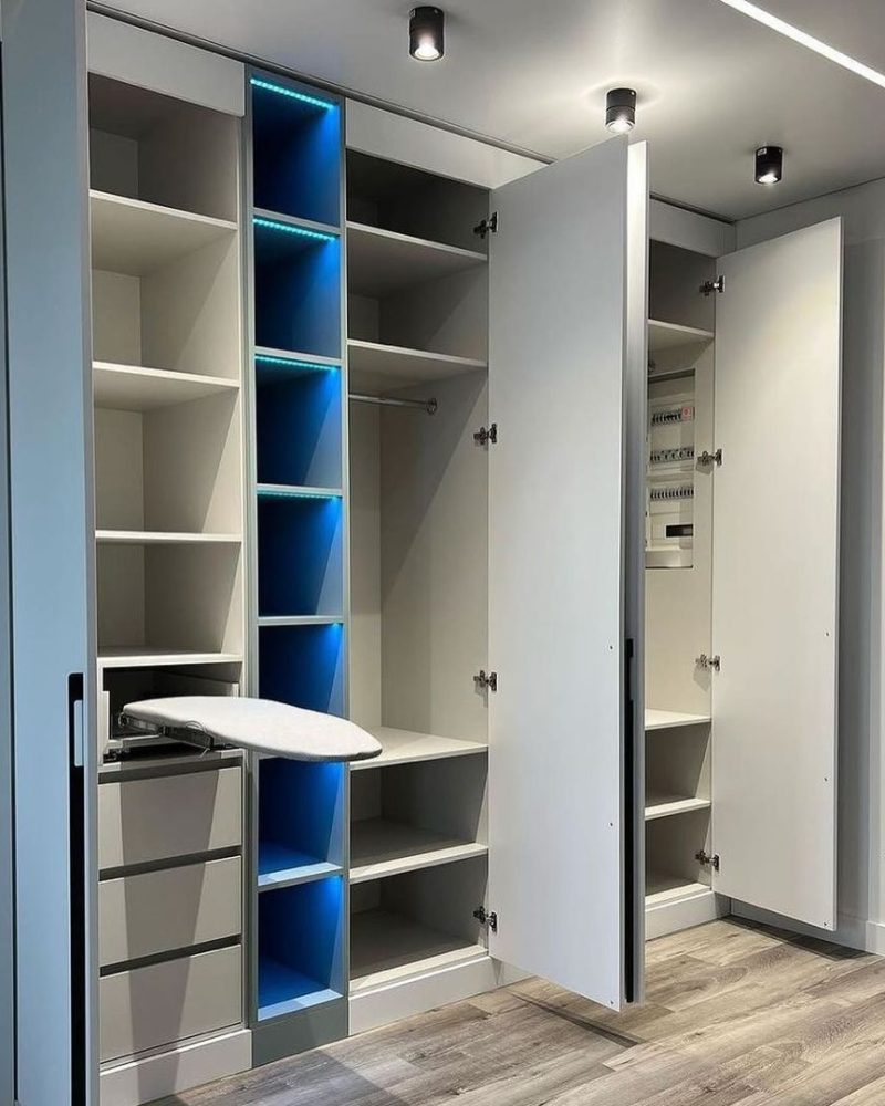 Светлый встроенный шкаф фото