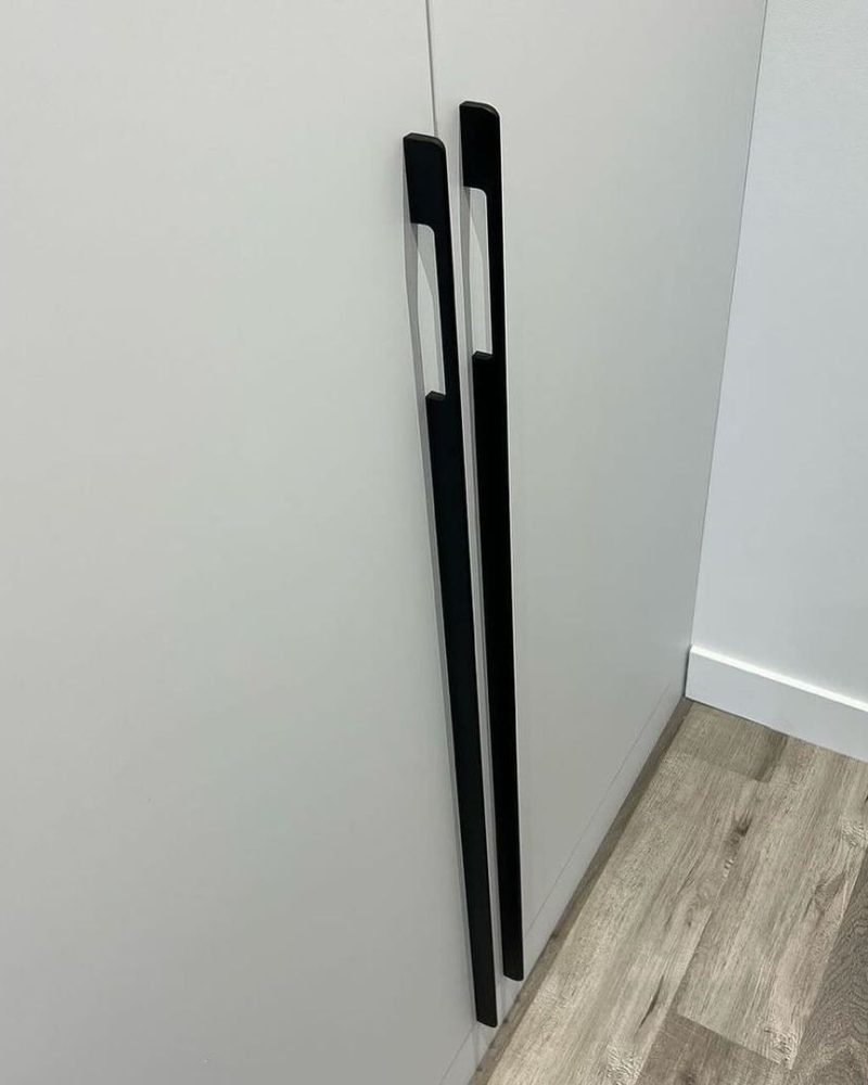 Светлый встроенный шкаф фото